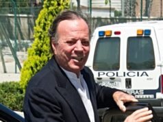 Il cantante vincitore del Grammy Julio Iglesias fa causa al vice primo ministro spagnolo Díaz per accuse di abusi sessuali