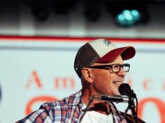 L’inno di Small Town “Sounds Like America” dei cantautori di successo Billy Montana e David Tolliver cattura il suo personaggio per il 250esimo