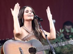 La star country Kacey Musgraves impazzisce per le lezioni basate sulla Bibbia nelle scuole elementari del Texas: “Indottrinamento, non va bene”