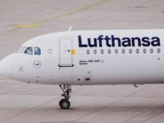 L’influencer del fitness afferma che Lufthansa le ha detto che sembrava “nuda”, l’ha costretta a chiudere la cerniera prima di salire sul volo
