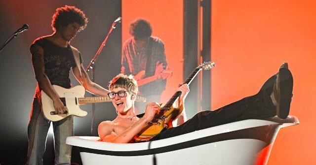 Malcolm-Todd-in-bathtub-640x335.jpg