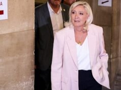 La corte francese apre la strada al candidato presidenziale conservatore, ma gli arresti domiciliari minacciano la campagna