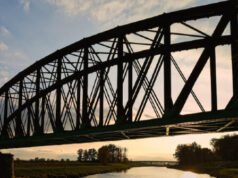 Adolescenti del Texas accusati di aver gettato i vestiti e il telefono di un nuotatore del liceo dopo un salto mortale dal ponte della ferrovia