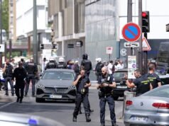 ‘Allah me lo ha comandato’: tre donne accoltellate a Parigi, la folla placa il sospetto