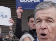 Roy Cooper ha posto il veto alle leggi che proteggono gli sport femminili, i diritti dei genitori e i minori dalle procedure di cambio di sesso
