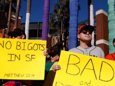 Californiani di sinistra protestano contro i giganti alla biglietteria dopo l’esposizione di versetti della Bibbia durante la notte del Pride
