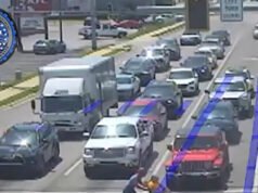 GUARDA – ‘Spiderman’ aiuta un uomo su sedia a rotelle ad attraversare un incrocio trafficato: ‘Non preoccuparti, ti prendo io’