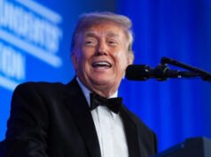 Trump alla cena dei corrispondenti di WH prende in giro la stampa della “sindrome da squilibrio di Trump”.