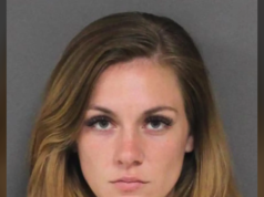 Donna del New Jersey accusata di violenza sessuale su minori, identificata in un video dal tatuaggio delle sue “tette”.