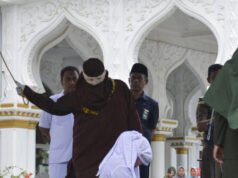 GUARDA – Legge della Sharia: donna indonesiana crolla durante la fustigazione per aver baciato il partner su TikTok