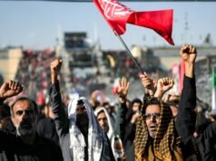 I figli del leader iraniano Ali Khamenei partecipano al funerale, ma Mojtaba è assente