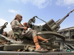 Il leader Houthi minaccia un “assedio” all’Arabia Saudita dopo l’attacco all’aeroporto dello Yemen