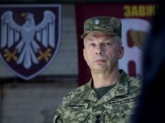 Zelenskyj licenzia Syrskij: quanti generali hanno licenziato Ucraina e Russia?