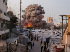 Israele uccide palestinesi e distrugge una moschea a Gaza
