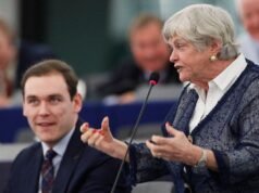 L’ex parlamentare britannica e star dei reality Ann Widdecombe è stata trovata morta; uomo arrestato per omicidio