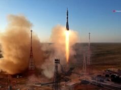 Astronauti americani e russi vengono lanciati in orbita per una missione spaziale congiunta