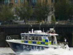L’incidente di una barca della polizia di Londra vede gli agenti armati gettati nel Tamigi