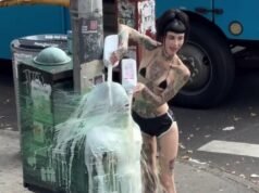 È una battuta? La dominatrice di Brooklyn Saran avvolge il sottomarino al palo della strada e lo bagna nel latte