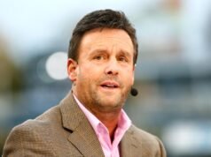 Si prevede che Karl Ravech verrà licenziato da ESPN dopo 33 anni a causa dei massicci licenziamenti