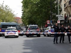 Parigi, terrorista impazzito uccide 3 donne e poi urla: “Me l’ha comandato Allah”