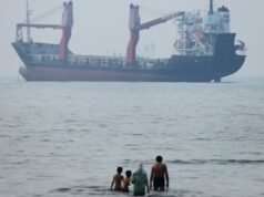 L’Iran dichiara chiuso lo Stretto di Hormuz, gli Usa rinnovano gli attacchi