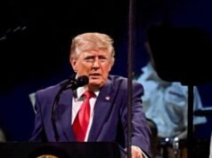 La folla esulta quando Trump chiede l’approvazione del SAVE Act