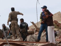 Le vittime del terremoto catturano la polizia mentre saccheggia gli edifici crollati