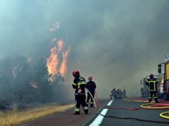 Gli incendi violenti provocano lo sfollamento di oltre 250.000 persone in Francia e minacciano la famosa regione vinicola