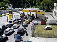 Discussioni e scazzottate scoppiano nelle linee della benzina russe