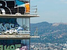 Le “Graffiti Towers” di Karen Bass nel centro di Los Angeles vengono finalmente ripulite