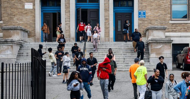Le iscrizioni dei migranti alle scuole primarie e secondarie diminuiscono in MA nel contesto dell’applicazione della migrazione da parte di Trump Le iscrizioni dei migranti alle scuole primarie e secondarie diminuiscono in MA nel contesto dell’applicazione della migrazione da parte di Trump