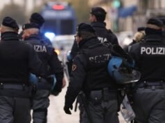 La polizia fa irruzione negli uffici di marchi di lusso in un’officina sfruttatrice e indaga sui lavoratori cinesi illegali