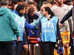 La star del calcio inglese Jordan Henderson si è allungato dopo la caduta post-partita