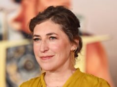 La star di “Big Bang Theory” Mayim Bialik afferma di non sentirsi sicura nel mettere in discussione il blocco delle scuole e delle chiese per il coronavirus