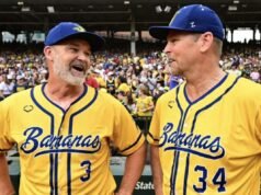 Il grande Kerry Wood dei Cubs lancia un tiro pazzesco durante l’uscita di Savannah Bananas