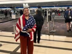 La donna americana Dena Karari torna negli Stati Uniti dopo essere stata ingiustamente detenuta dall’Iran per 566 giorni con l’accusa di spionaggio