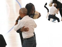 Barack Obama tiene banco agli allenamenti della WNBA All-Star e gioca in difesa su Jonquel Jones di Liberty