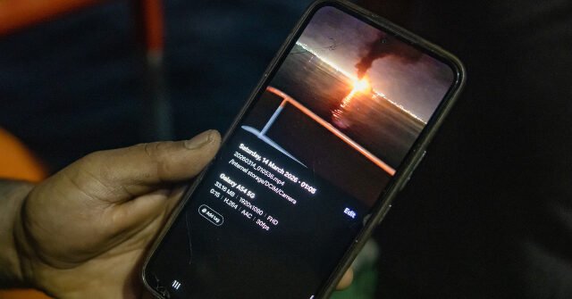 picture-on-mobile-phone-of-an-Iranian-missile-firing-in-the-Strait-of-Hormuz-640x335.jpg