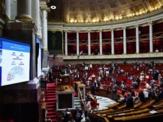 Il parlamento francese approva il divieto dei social media per i minori di 15 anni