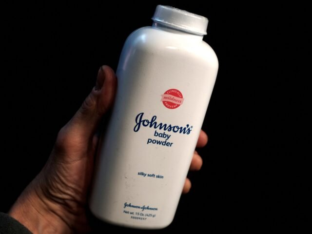 J&J offre un risarcimento di 5,5 miliardi di dollari in cause legali che sostengono il collegamento del talco con il cancro J&J offre un risarcimento di 5,5 miliardi di dollari in cause legali che sostengono il collegamento del talco con il cancro