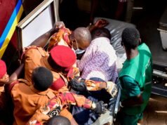 Detenuto il leader dell’opposizione ugandese Besigye in terapia intensiva, dice la moglie