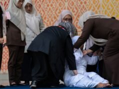 Una coppia fustigata pubblicamente dopo che il presunto bacio su TikTok ha suscitato indignazione in Indonesia