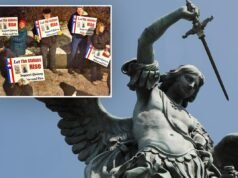 La statua di San Michele bloccata dall’edificio della città del Massachusetts mentre incombe la resa dei conti della Corte Suprema dello stato