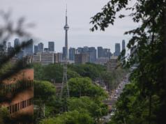 Gli spari distruggono il festival di strada latino di Toronto, provocando almeno 2 morti e numerosi feriti