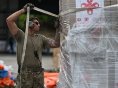 Le truppe statunitensi scaricano l’unico volo umanitario conosciuto dalla Cina nel Venezuela devastato dal terremoto mentre gli americani aumentano i soccorsi