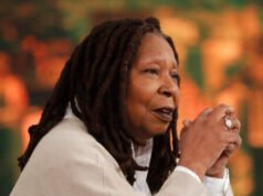 Il pubblico di “View” applaude quando Whoopi Goldberg afferma che l’America deve eleggere a metà mandato i candidati che si opporranno a Trump