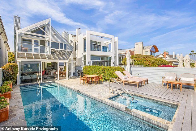 110223219-16000045-Joni_Mitchell_s_custom_built_oceanfront_home_in_Malibu_has_hit_t-a-67_17854339318.jpeg