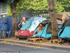 Fila su fila di tende. Furti infiniti dai negozianti locali. Bagno per strada: l’accampamento mendicante rumeno e bulgaro che affligge il cuore di Londra