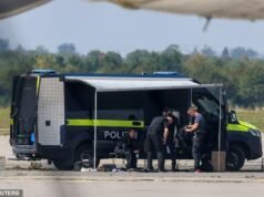 La Russia nega di essere stata dietro l’attacco con droni bombardieri all’aeroporto tedesco sventato dall’eroe autista dell’autobus – mentre crescono i timori che Putin possa lanciare un nuovo assalto della Nato