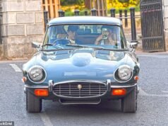 Zendaya e Tom Holland fanno un giro in giro per Richmond Park con la loro Jaguar E-type del 1970 ‘regalo di nozze’ pochi giorni dopo aver organizzato una festa piena di stelle per celebrare il matrimonio